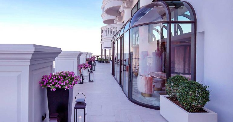 pink-bar-outdoor-patio-at-lebua-and-chefs-table-bangkok-michelin-star-restaurants-top25restaurants-bangkok Pink Bar at lebua Bangkok is an glamorous champagne bar adjacent to Chef's Table